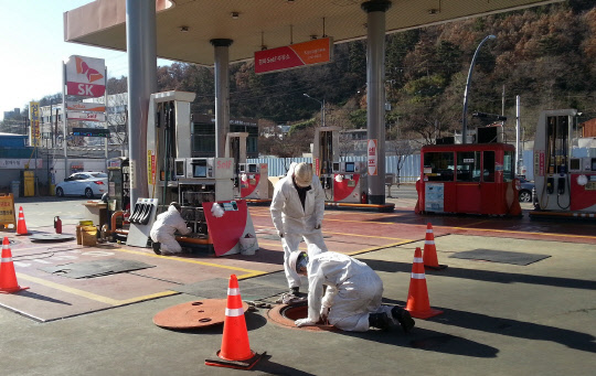 SK에너지는 지난 4일부터 포항 시내 SK주유소를 대상으로 주입·주유배관, 통기관 등 배관 누출 검사를 진행 중이다. 6일 포항 경화 셀프 주유소에서 점검이 이뤄지고 있다.<SK에너지 제공>